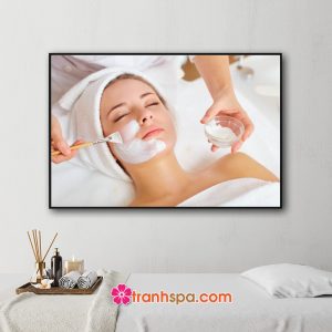 Mẫu tranh spa đẹp hình ảnh cô gái nằm cho nhân viên bôi kem dưỡng da