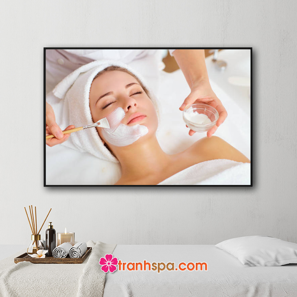 Mẫu tranh spa đẹp hình ảnh cô gái nằm cho nhân viên bôi kem dưỡng da