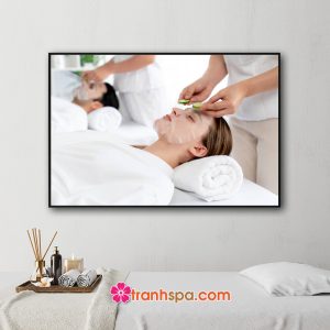 Mẫu tranh spa đẹp hình ảnh nhân viên đắp mặt nạ dưỡng da cho khách hàng nam và nữ