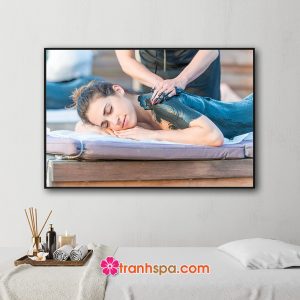 Mẫu tranh spa đẹp hình ảnh nhân viên thực hiện đắp bùn dưỡng da trên lưng cho khách hàng nữ