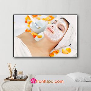 Mẫu tranh spa đẹp hình ảnh cô gái nằm dưỡng da mặt