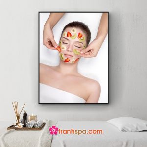 Mẫu tranh spa đẹp hình ảnh đắp trái cây dưỡng da mặt