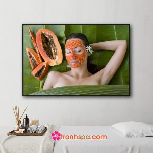 Mẫu tranh spa hình ảnh đắp mặt nạ bột đu đủ chín làm đẹp da
