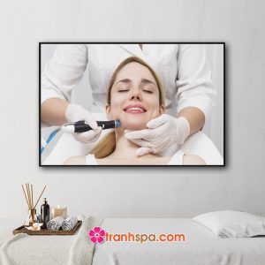 Mẫu tranh spa hình ảnh khách hàng nữ được chuyên gia chăm sóc da mặt