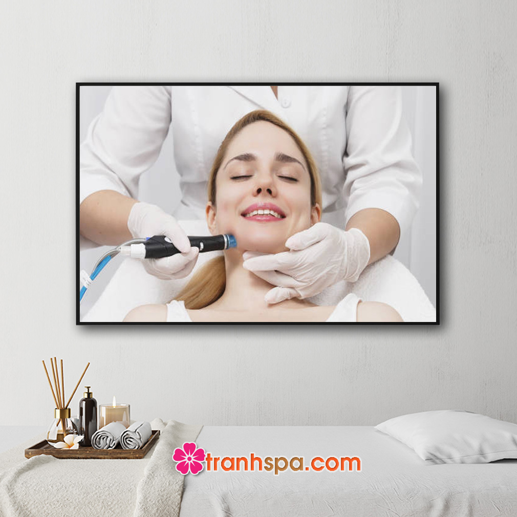 Mẫu tranh spa hình ảnh khách hàng nữ được chuyên gia chăm sóc da mặt