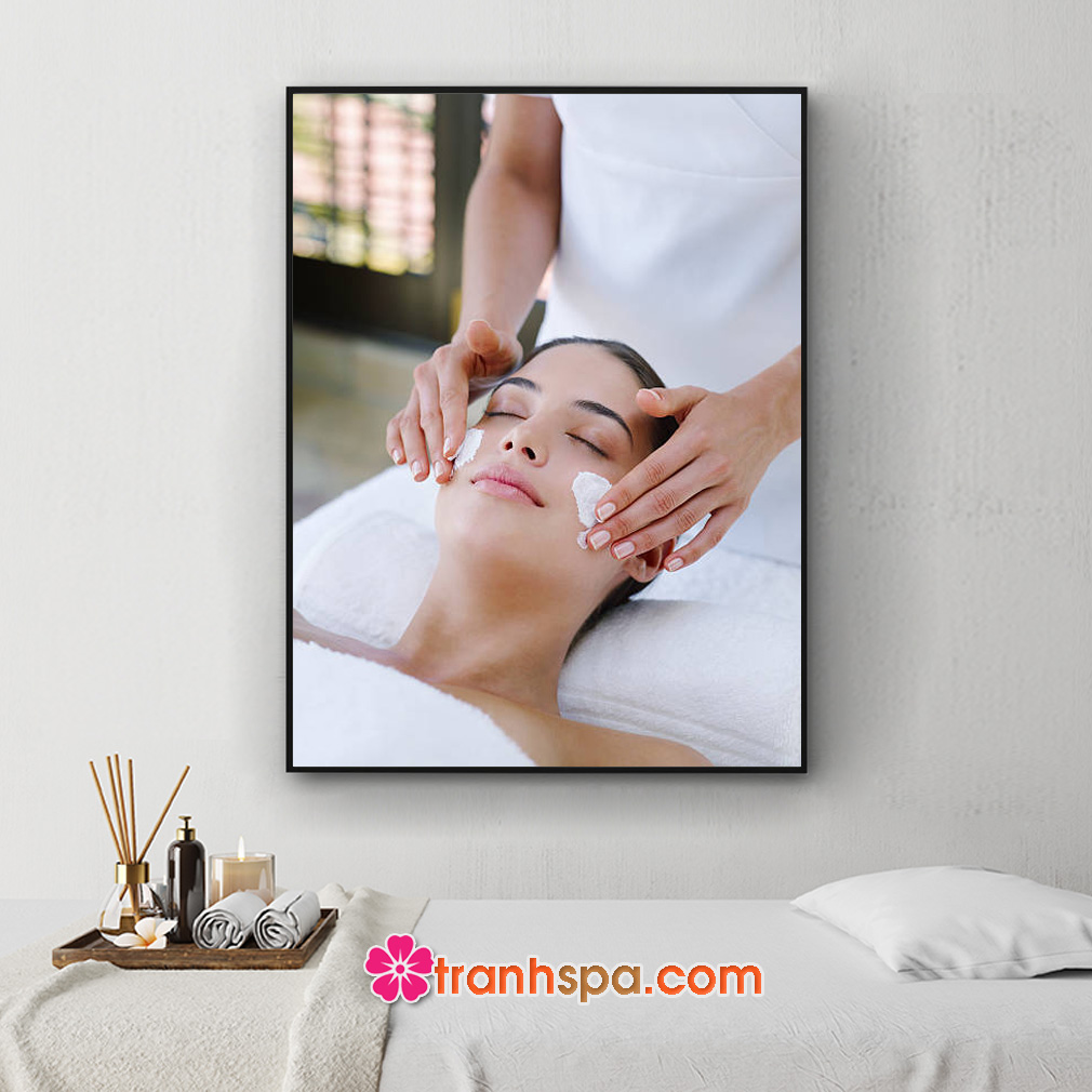 Mẫu tranh spa đẹp hình ảnh bôi kem chăm sóc da mặt