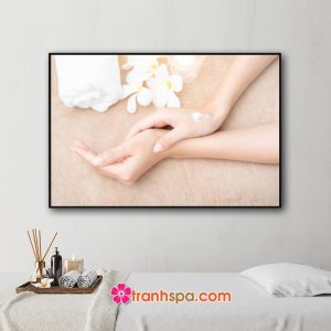 Mẫu tranh spa hình ảnh đôi bàn tay có lan da đẹp
