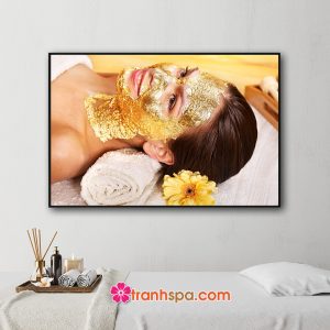 Mẫu tranh spa đẹp hình ảnh đắp mặt nạ vàng để dưỡng da