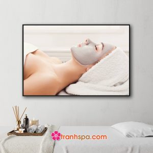 Mẫu tranh spa đẹp hình ảnh nữ giới đắp mặt nạ bùn dưỡng da
