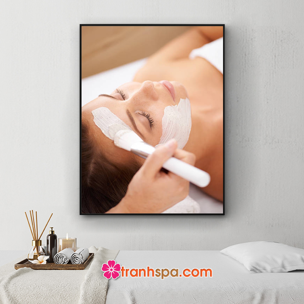 Mẫu tranh spa đẹp hình ảnh nhân viên đắp kem dưỡng da mặt cho khách hàng