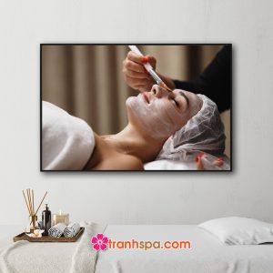 Mẫu tranh spa hình ảnh bôi kem dưỡng da mặt cho khách hàng nữ