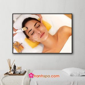 Mẫu tranh spa hình ảnh khách hàng nữ đang được chăm sóc da mặt