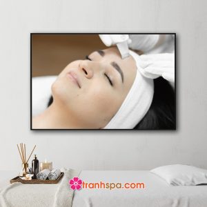 Mẫu tranh spa hình ảnh cô gái đang được chăm sóc da mặt