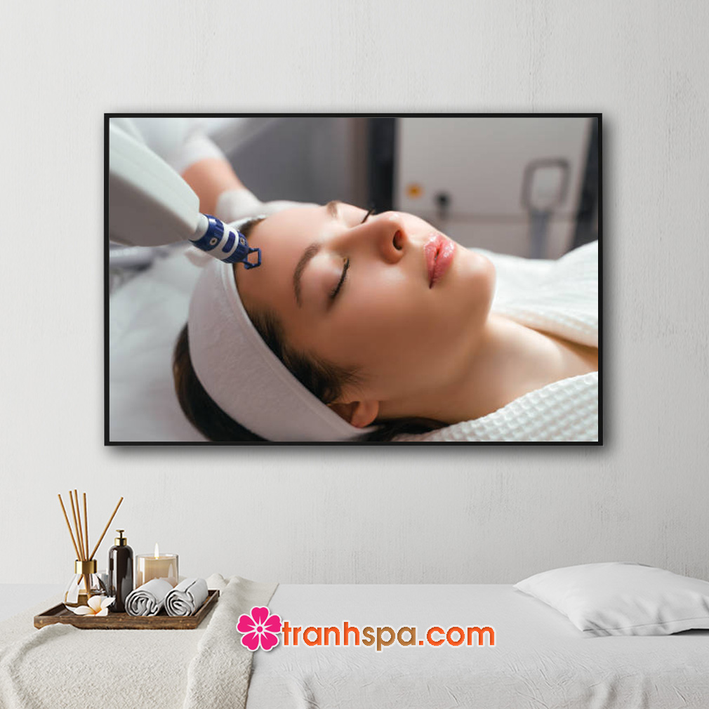 Mẫu tranh spa hình ảnh chăm sóc da cho khách hàng nữ