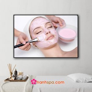 Mẫu tranh spa đẹp hình ảnh nữ người mẫu được đắp mặt nạ kem dưỡng da màu hồng