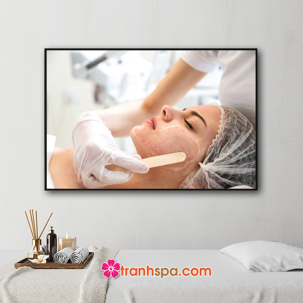 Mẫu tranh spa đẹp hình ảnh nhân viên chăm sóc da mặt cho khách hàng