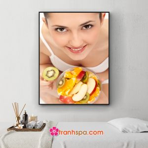 Mẫu tranh spa hình ảnh cô gái đẹp và đĩa trái cây tươi ngon
