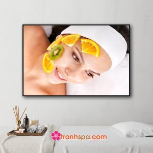 Mẫu tranh spa hình ảnh cô gái đẹp với những miếng trái cây đắp trên mặt