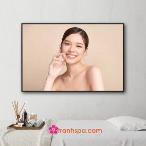 Bức tranh spa cô gái đẹp với nụ cười tươi, khuôn mặt ưa nhìn và nước da trắng mịn hồng hào