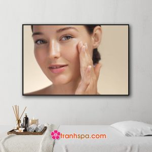 Bức tranh spa hình ảnh cô gái có khuôn mặt và nước da đẹp chắc khỏe