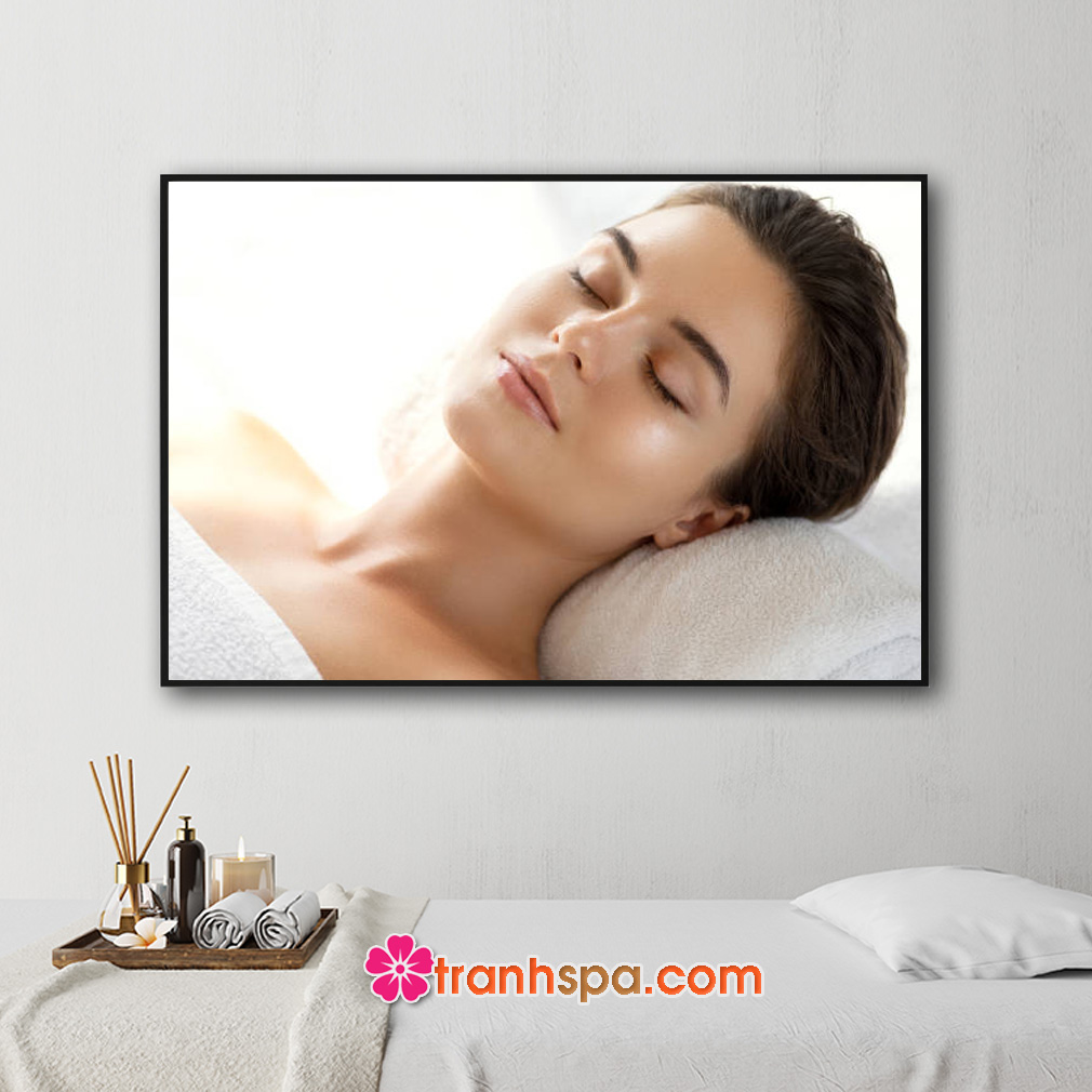 Bức tranh spa hình ảnh cô gái đẹp đang nằm thư giãn