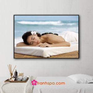 Bức tranh spa hình ảnh cô gái đẹp nằm thư giãn trong không gian thiên nhiên trong lành