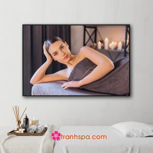 Bức tranh đẹp hình ảnh nữ người mẫu nằm tạo dáng trên giường spa