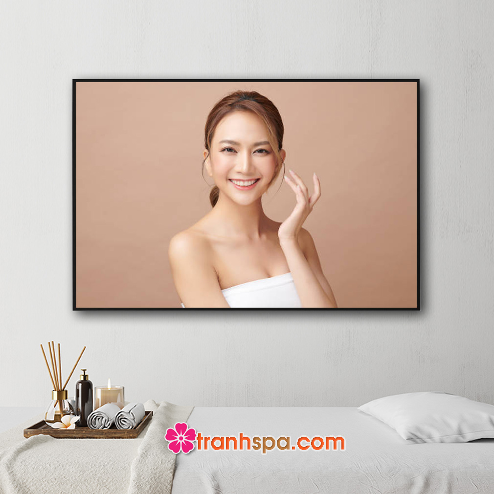 Mẫu tranh spa hình ảnh cô gái đẹp có nước da căng mịn và nụ cươi tươi tắn