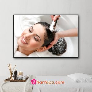 Mẫu tranh spa có hình ảnh cô gái đang gội đầu thư giãn