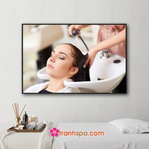 Mẫu tranh treo spa đẹp hình ảnh khách hàng nữ đang gội đầu thư giãn