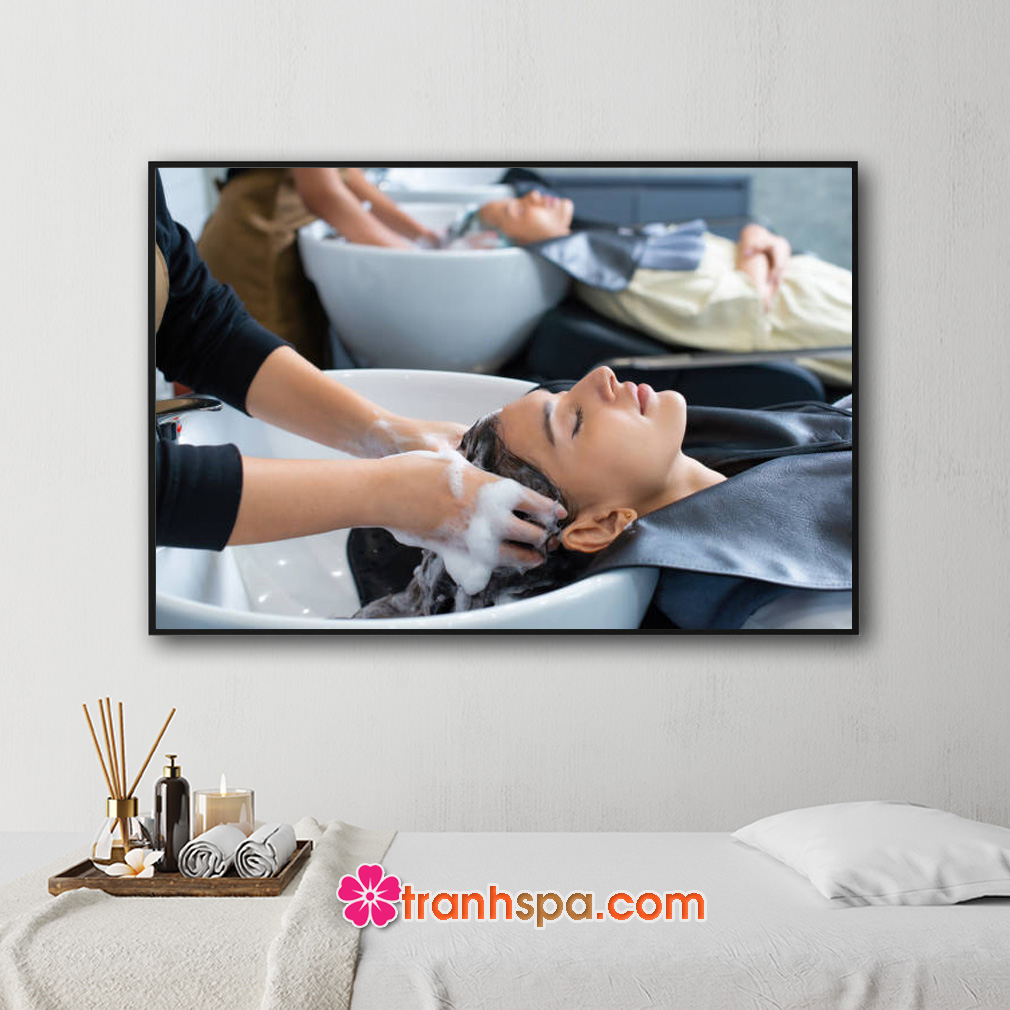 Mẫu tranh spa đẹp hình ảnh các nhân viên đang gội đầu thư giãn cho khách hàng