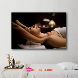 Mẫu tranh spa đẹp hình ảnh massage vai cho khách hàng nữ