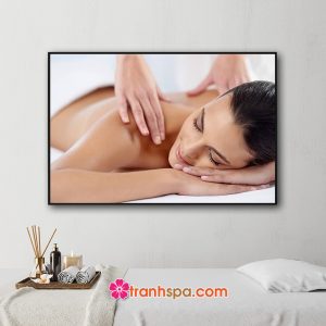 Mẫu tranh spa đẹp hình ảnh nhân viên đang massage vai gáy cho nữ người mẫu