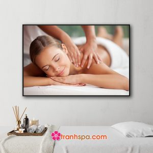 Mẫu tranh spa hình ảnh nữ người mẫu đang được massage thư giãn vai gáy