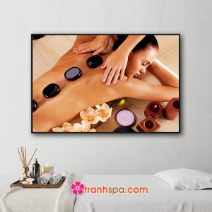 Mẫu tranh spa đẹp hình ảnh nữ khách hàng đang được chườm đá nóng trên lưng