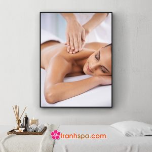 Mẫu tranh spa đẹp hình ảnh nhân viên đang massage vai cho khách hàng