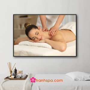 Mẫu tranh spa đẹp hình ảnh khách hàng nữ đang được nhân viên massage vai gáy