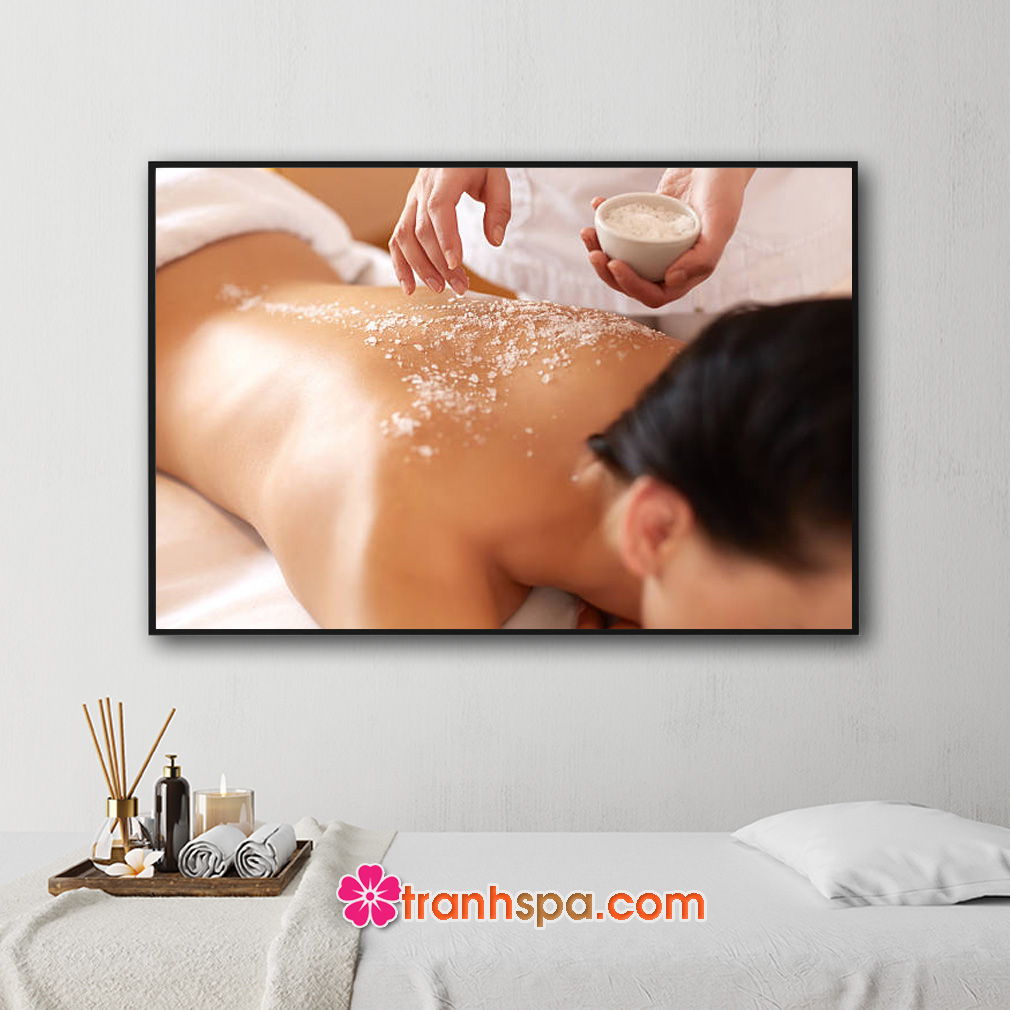 Mẫu tranh spa đẹp hình ảnh nhân viên đang dùng muối để massage và tẩy tế bào chết trên lưng khách hàng
