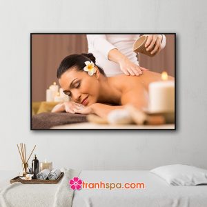 Mẫu tranh spa đẹp hình ảnh nhân viên dùng gel massage thư giãn và làm đẹp cho khách hàng