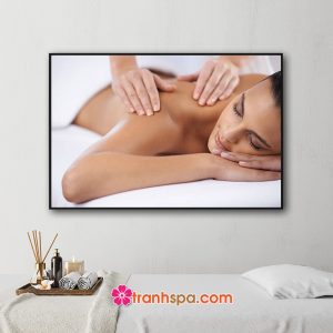 Mẫu tranh spa đẹp hình ảnh nhân viên massage vai lưng cho khách hàng nữ