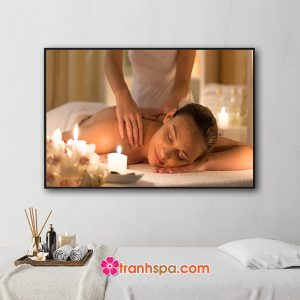 Mẫu tranh spa đẹp hình ảnh khách hàng nữ nằm thư giãn để nhân viên massage vai gáy