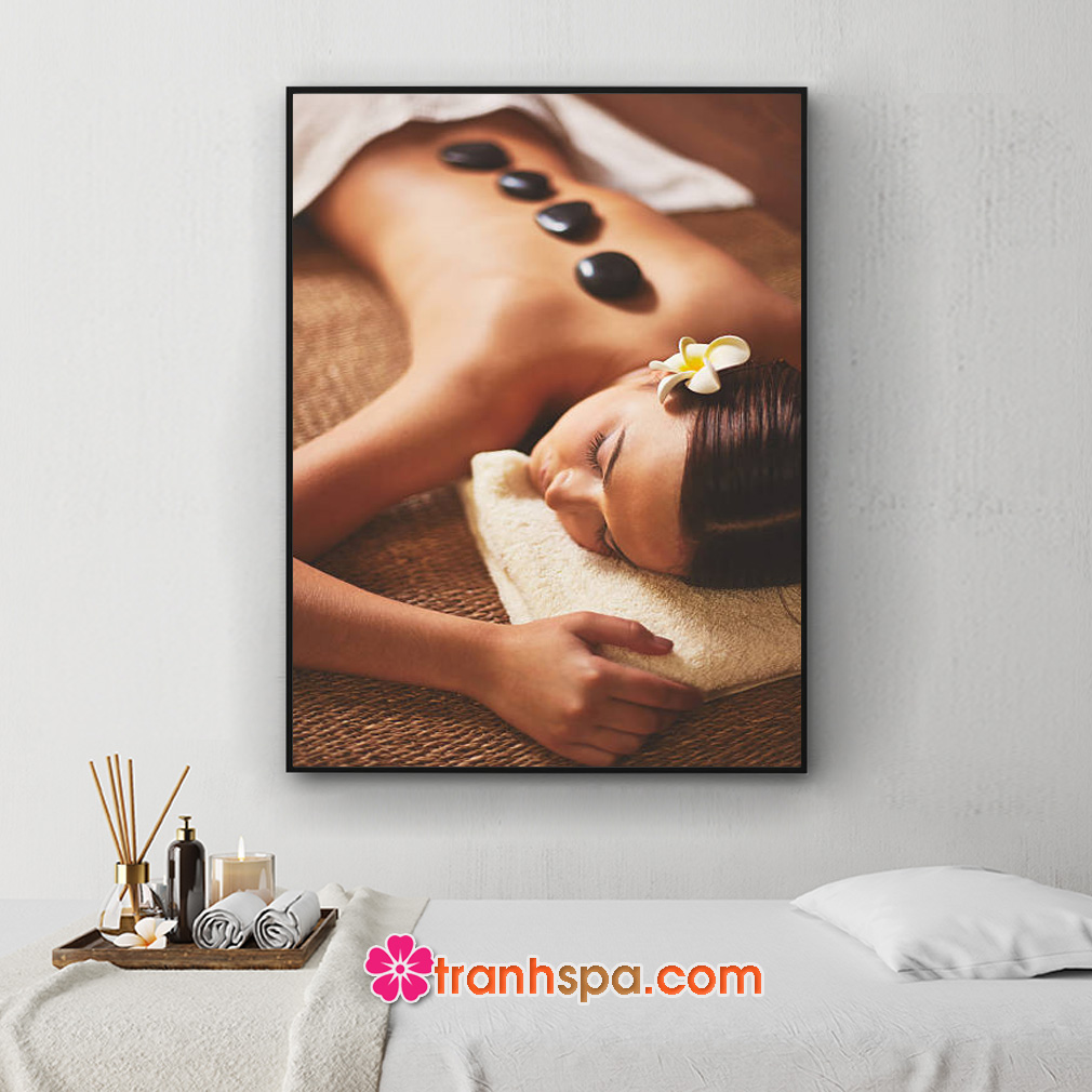 Mẫu tranh spa đẹp khổ đứng hình ảnh cô gái được chườm đá nóng thư giãn