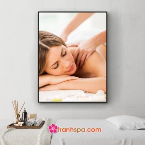 Mẫu tranh spa đẹp khổ đứng hình ảnh cô gái được nhân viên massage vai gáy