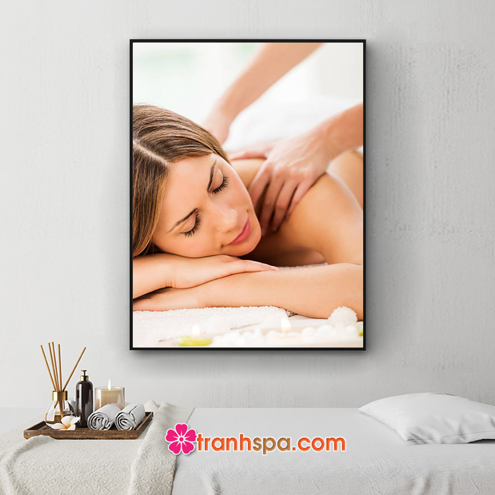Mẫu tranh spa đẹp khổ đứng hình ảnh cô gái được nhân viên massage vai gáy