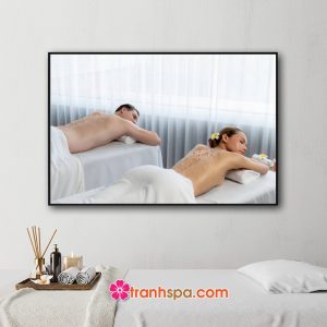 Mẫu tranh spa đẹp hình ảnh đôi khách hàng nam nữ nằm thư giãn