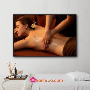 Mẫu tranh spa đẹp hình ảnh cô gái đang được massage lưng thư giãn