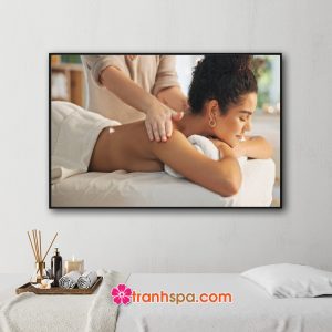 Mẫu tranh spa đẹp hình ảnh cô gái đẹp đang được massage vai lưng