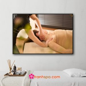Mẫu tranh spa đẹp hình ảnh nhân viên massage vai gáy cho khách hàng nữ