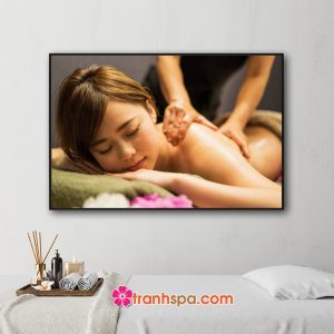 Mẫu tranh spa đẹp hình ảnh cô gái nằm thư giãn để nhân viên massage vai lưng