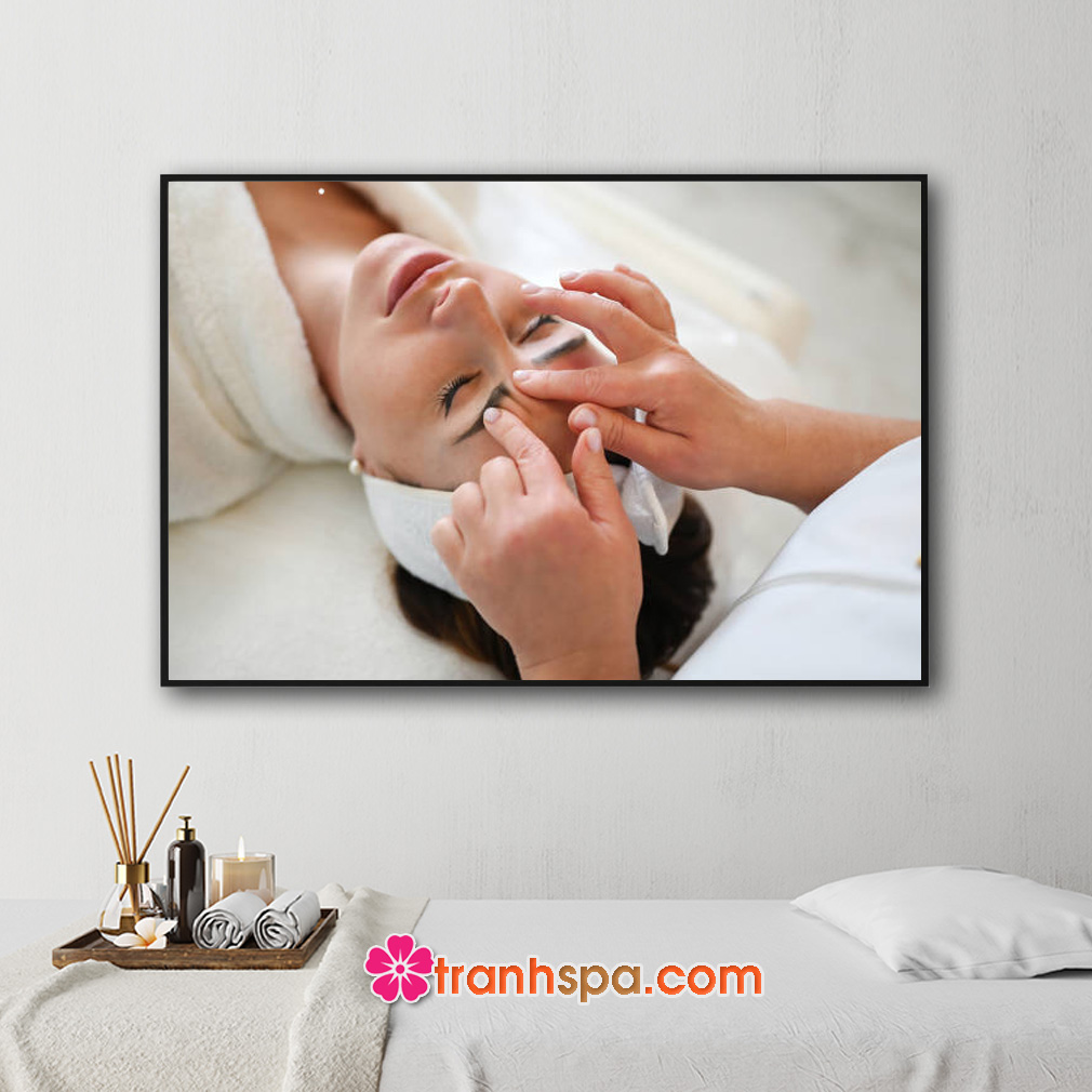 Mẫu tranh spa đẹp hình ảnh nhân viên massage thư giãn vùng đầu và mặt cho nữ khách hàng